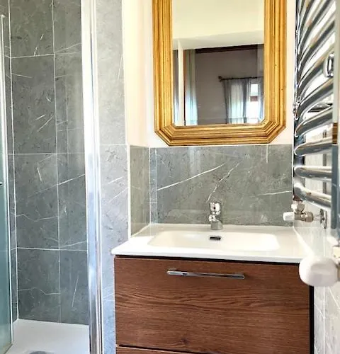 2 Parcheggio Privato E Giardino